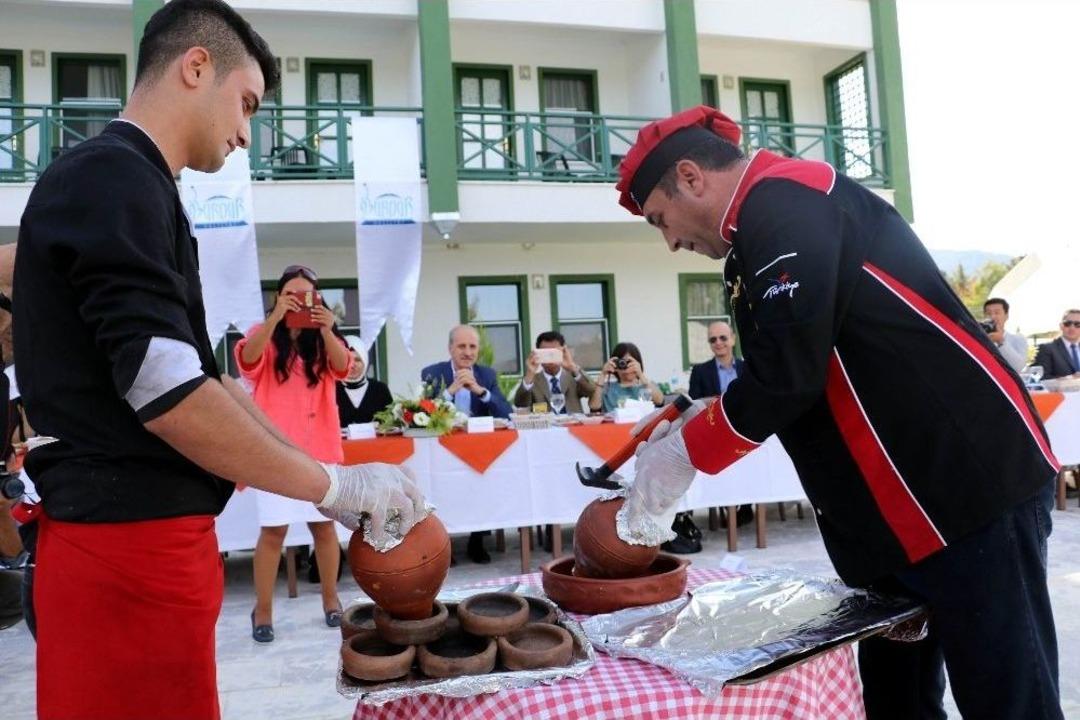 Kurtulmuş, Ayakkabılarını &Ccedil;ıkarıp Salda G&ouml;l&uuml;&rsquo;ne Girdi