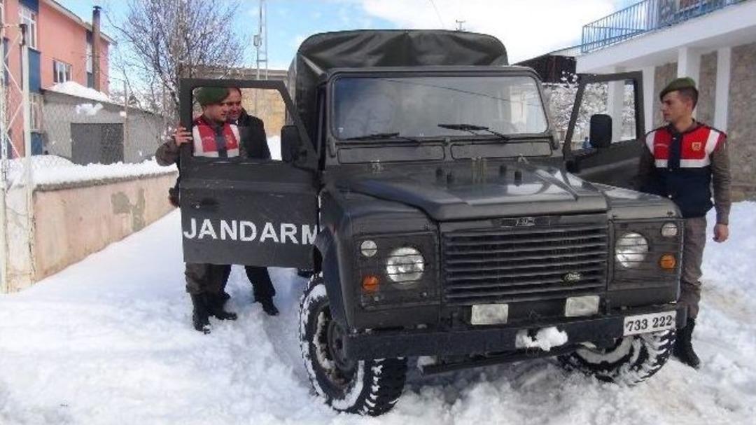 Jandarma Karda Mahsur Kalan &Ouml;ğrencileri Sınava Yetiştirdi