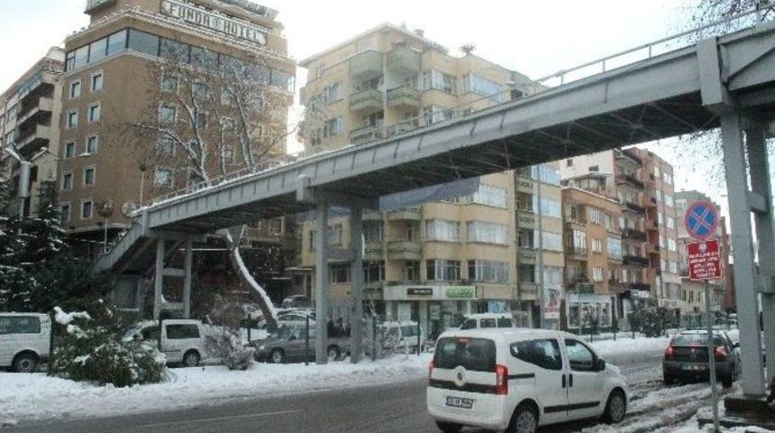 Korkuluklar Korkutuyor