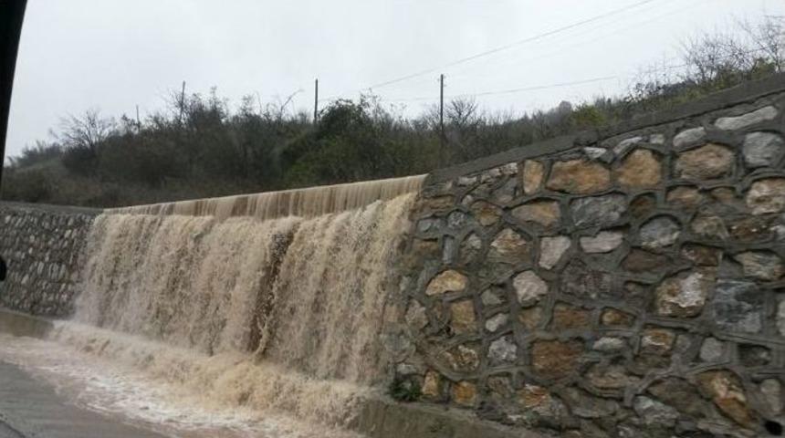 Yağmur Suyu D-650 Karayoluna Aktı