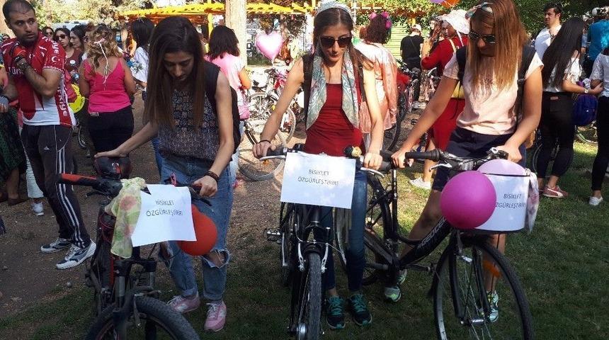 "s&uuml;sl&uuml; Kadınlar" Ankara Yollarında