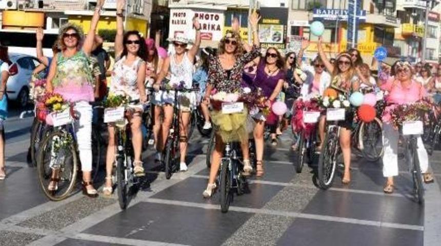 Marmaris'te 's&uuml;sl&uuml; Kadınlar' S&uuml;rd&uuml;r&uuml;lebilir Ulaşım I&ccedil;in Pedal Bastı