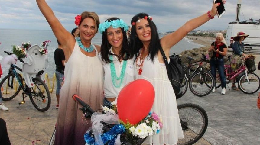 S&uuml;sl&uuml; Kadınlar Bisikletleriyle Turladı