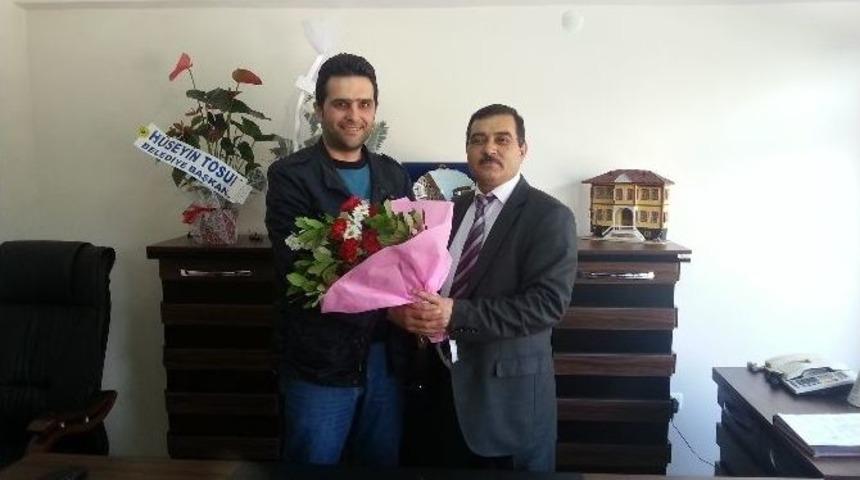 Salihli Tso, Kula&rsquo;da &Ouml;ğrencilere Mont Dağıttı