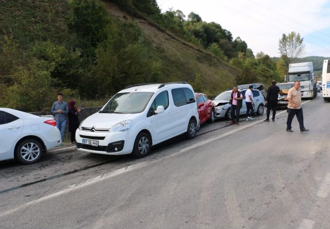 Zonguldak&rsquo;ta 5 Ara&ccedil; Birbirine Girdi: 4 Yaralı