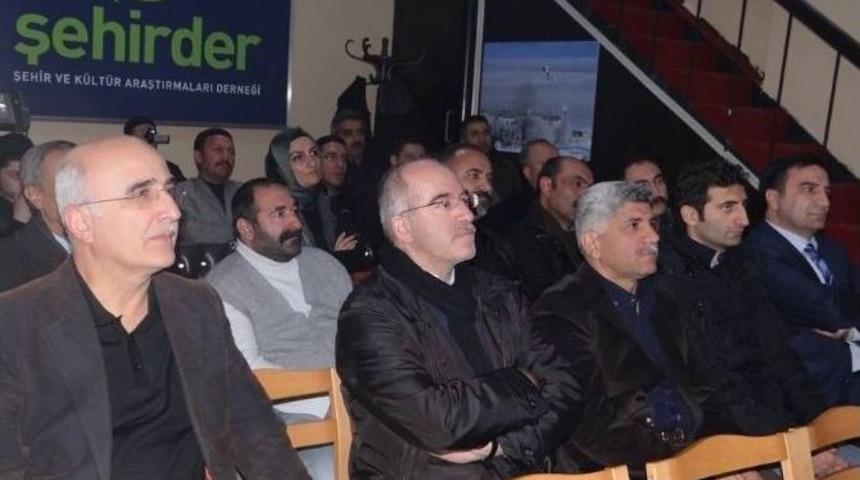 Burjuva Aydınları Sosyalist Ger&ccedil;ek&ccedil;i Olamaz