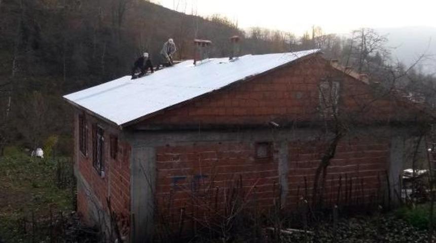 POLİS YARDIMA MUHTA&Ccedil; AİLENİN EVİNİN &Ccedil;ATISINI YAPTIRDI