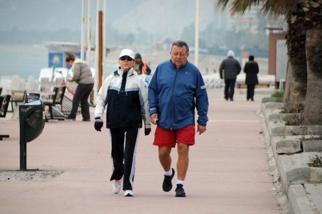 Kimi Bereyle Gezerken Kimi De Denize Giriyor