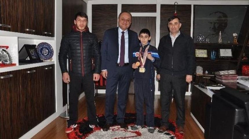 Balkan &Uuml;&ccedil;&uuml;nc&uuml;s&uuml; Sporcudan, Başkan Babaş&rsquo;a Ziyaret