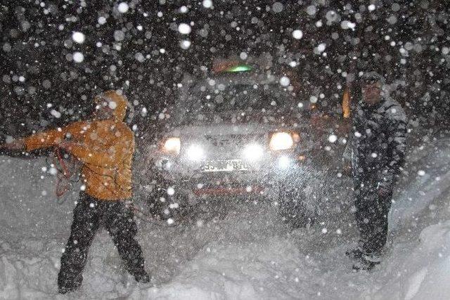 Rize’de Kar Nedeniyle Otomobillerinde 10 Saat Mahsur Kalan İki Kişi Kurtarıldı