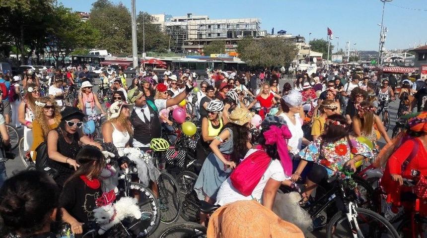 &lsquo;s&uuml;sl&uuml; Kadınlar&rsquo; Bisikletleriyle İstanbul Trafiğinde