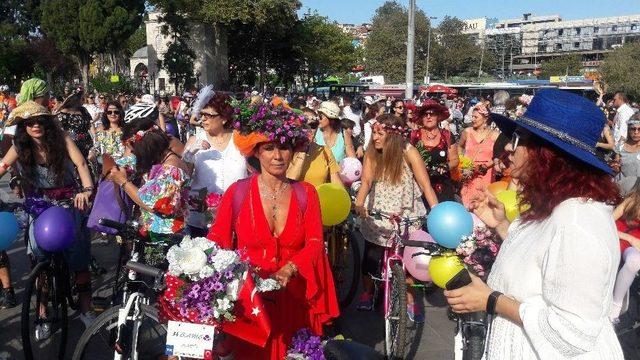 ‘süslü Kadınlar’ Bisikletleriyle İstanbul Trafiğinde