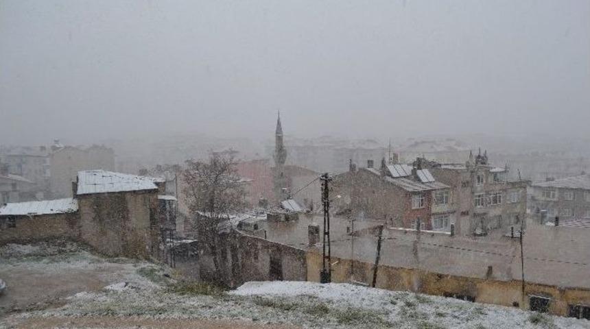 Niğde&rsquo;ye Mevsimin İlk Karı Yağdı