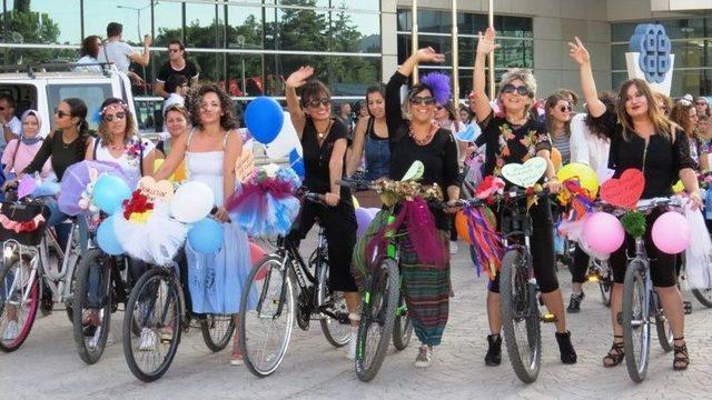 Biga’da Süslü Kadınlar Bisiklet Turu Düzenlendi