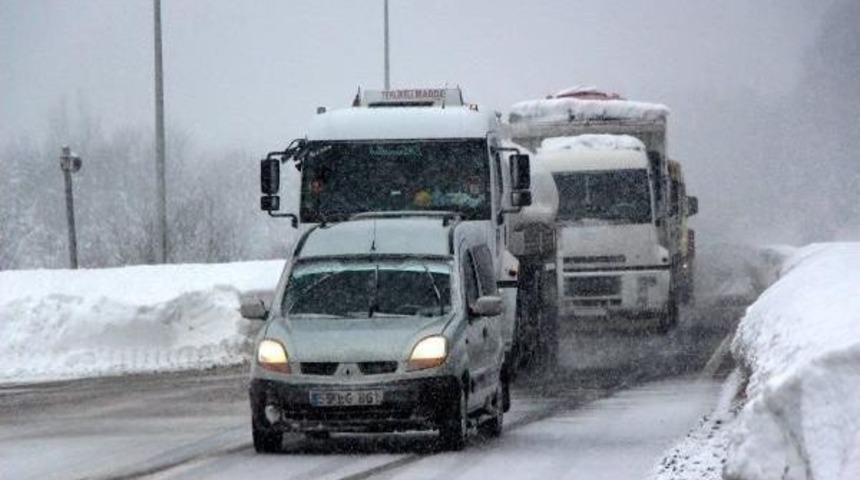 Kar Yağışı Bolu Dağı'nda Ulaşımı Etkiliyor