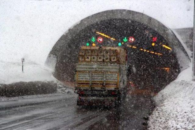 Kar Yağışı Bolu Dağı nda Ulaşımı Etkiliyor 3
