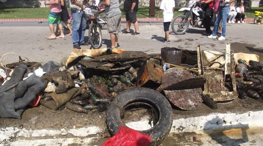 Erdek Sahili&rsquo;nden Tonlarca &Ccedil;&ouml;p &Ccedil;ıktı