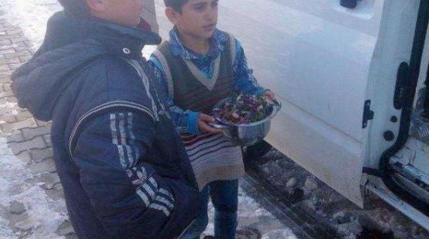 Hani'de Ihtiya&ccedil; Sahiplerine Sıcak Yemek Ve Giysi Yardımı