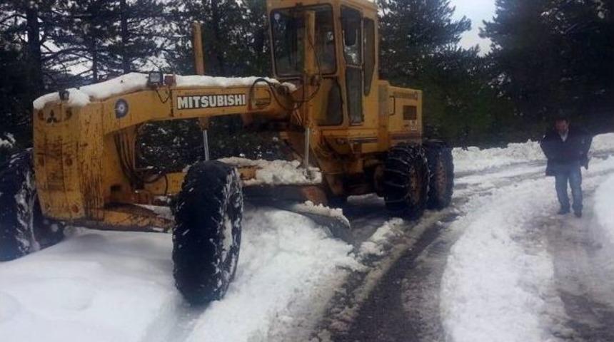 B&uuml;y&uuml;kşehir Belediyesi Akseki Yollarını Temizliyor