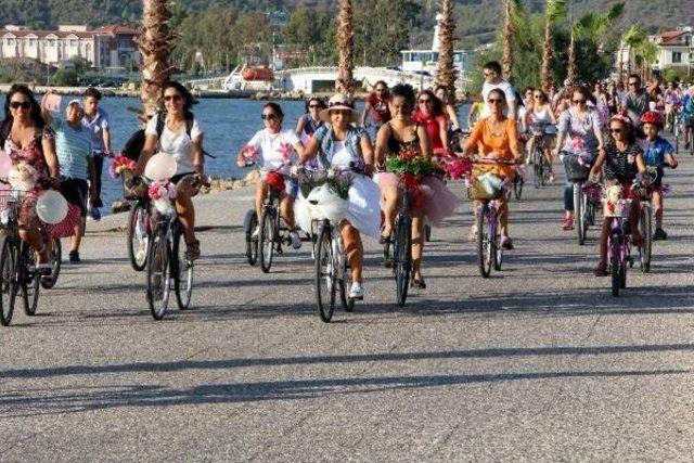 Fethiye'de 'süslü Kadınlar Bisiklet Turu' Düzenlendi 