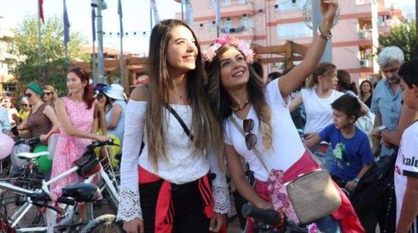 S&uuml;sl&uuml; Kadınlar, Trafikte Saygı I&ccedil;in Pedal Bastı