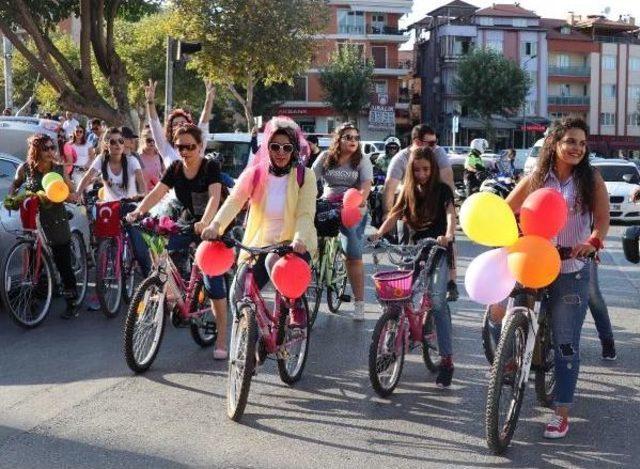 Süslü Kadınlar, Trafikte Saygı Için Pedal Bastı
