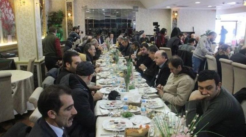 Sakarya Valisi H&uuml;seyin Avni Coş 10 Ocak &Ccedil;alışan Gazeteciler G&uuml;n&uuml;n&uuml; Kutladı