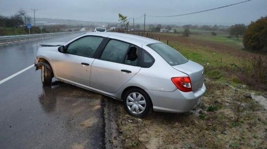 Seyir Halindeyken Kaputu A&ccedil;ılan Otomobil Takla Attı: 3 Yaralı