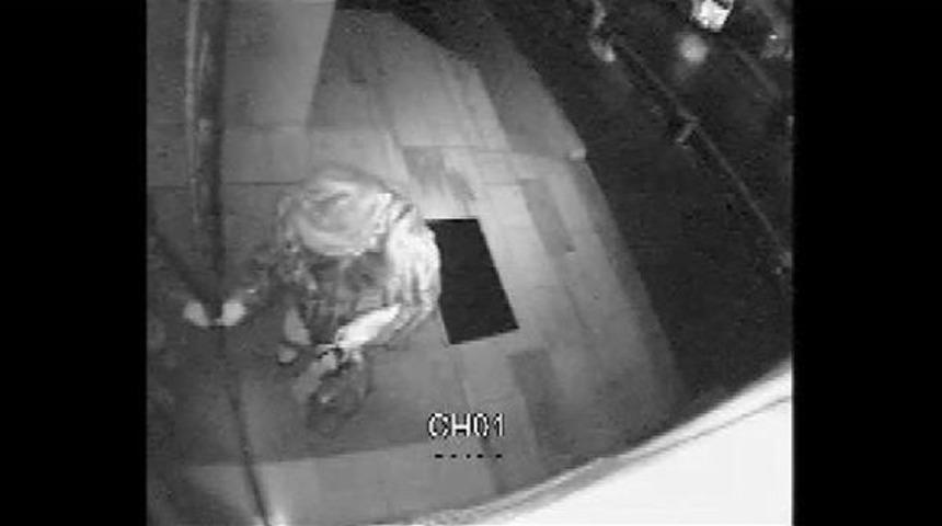 Yaşlı Kadına Apartman Girişindeki Gasp Kamerada