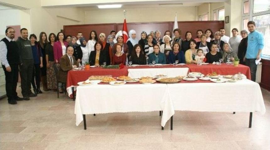 Devrekli Ev Hanımları Yemek Marifetlerini J&uuml;ri &Uuml;yelerinin Begenisine Sundu