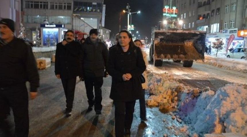 Hakkari Belediyesinden Kar Ve Buzla M&uuml;cadele &Ccedil;alışması