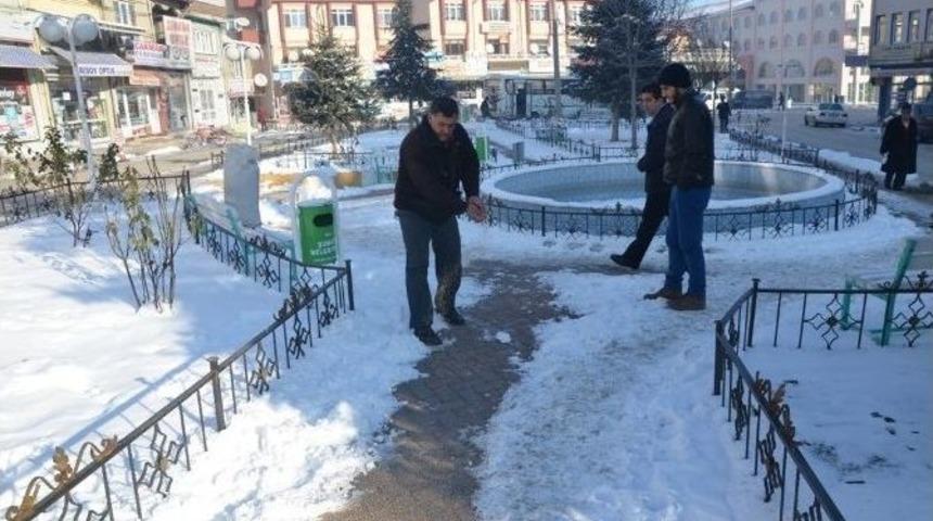 Şuhut Belediyesi Soğuk Havada Sokak Hayvanlarını Unutmadı