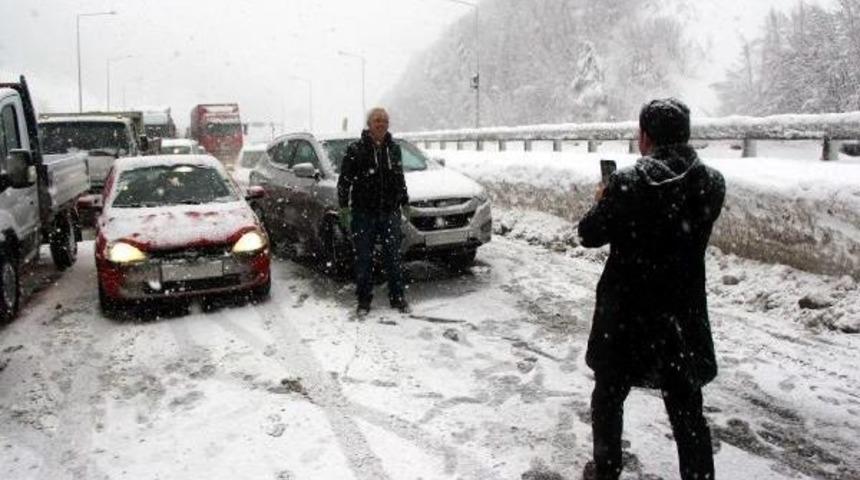 Kar Yağışı Bolu Dağı'nda Ulaşımı Etkiliyor (3)