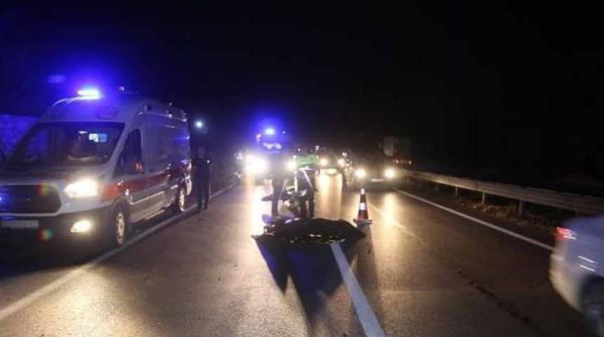 Emniyet Şeridinde Ters Y&ouml;ndeki Trakt&ouml;rle &Ccedil;arpışan Motosiklet S&uuml;r&uuml;c&uuml;s&uuml; &Ouml;ld&uuml;