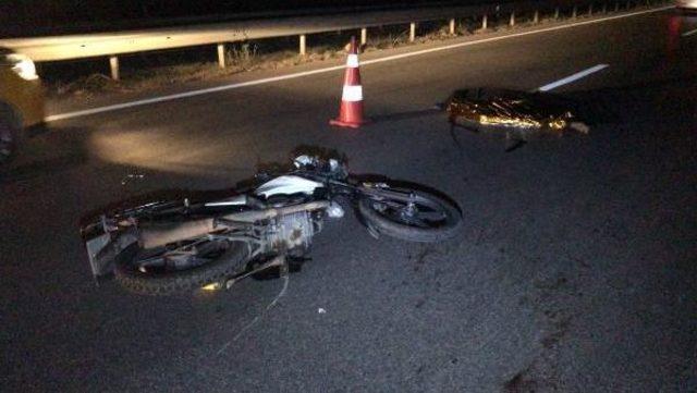 Emniyet Şeridinde Ters Yöndeki Traktörle Çarpışan Motosiklet Sürücüsü Öldü