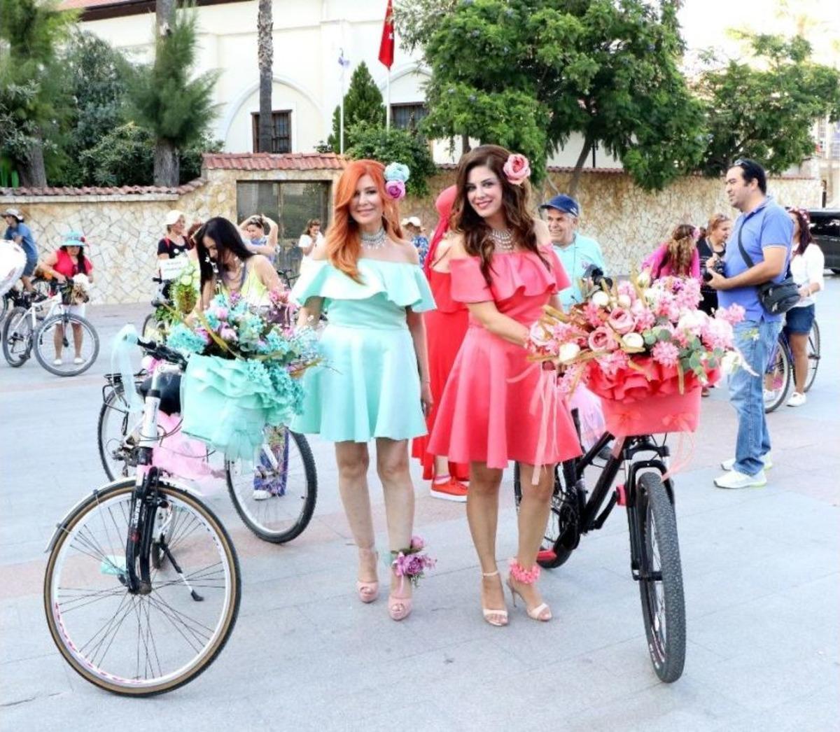 S&uuml;sl&uuml; Kadınlar Caddeleri &Ccedil;i&ccedil;eğe &Ccedil;evirdi