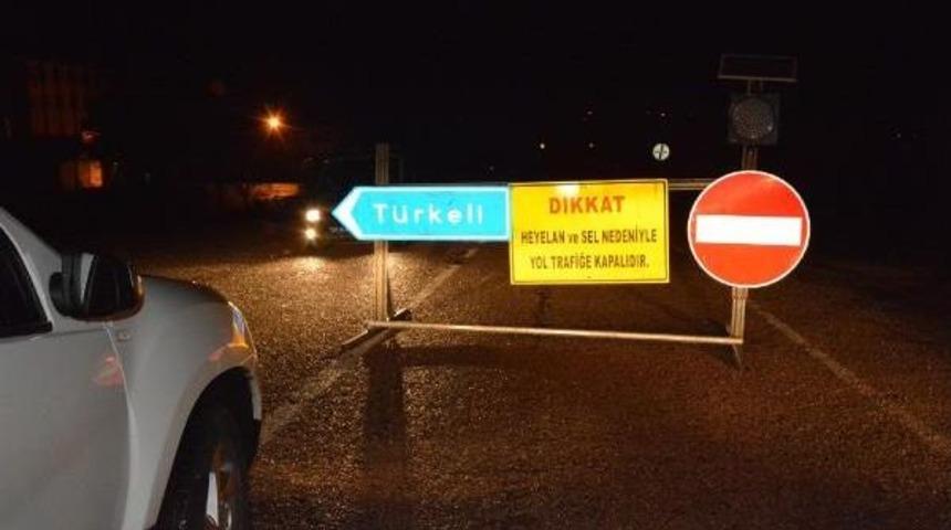 SAĞANAK YAĞIŞ KARAYOLUNU ULAŞIMA KAPATTI