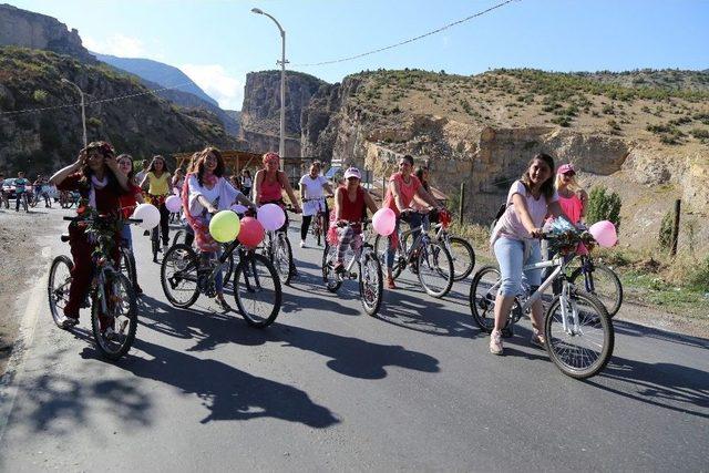 Artvin’de ’süslü Kadınlar’ Pedal Çevirdi