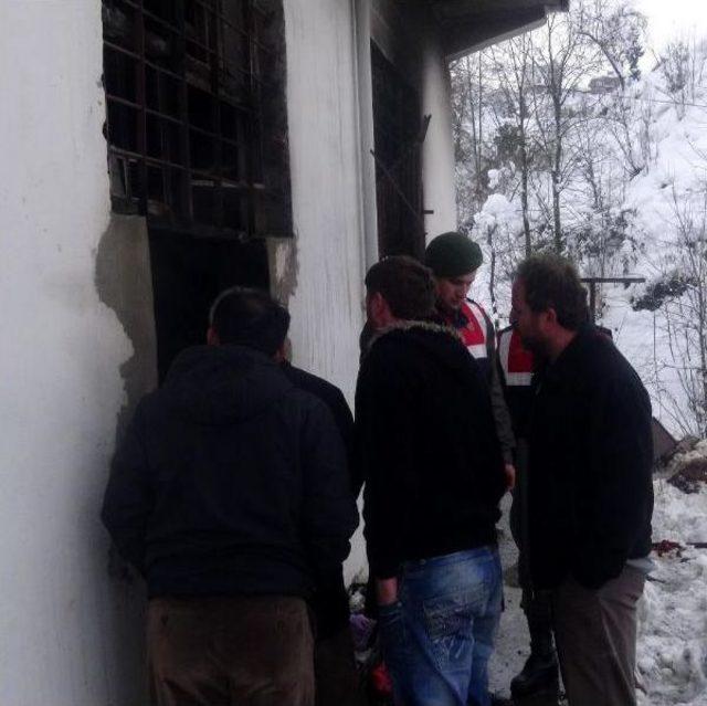 Rize de Ev Yangını: Anne Baba Öldü, 2 Çocuk Kurtuldu 3