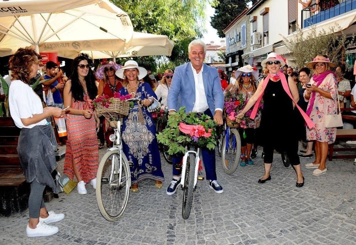 S&uuml;sl&uuml; Kadınlar, Ala&ccedil;atı Sokaklarını Renklendirdi
