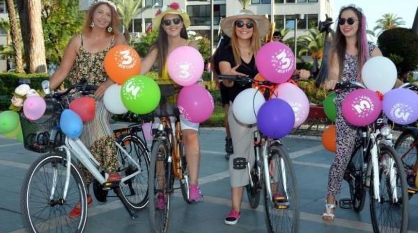 Kadınlar Hem Kendileri Hem Bisikletlerini S&uuml;sleyip Tur Attı