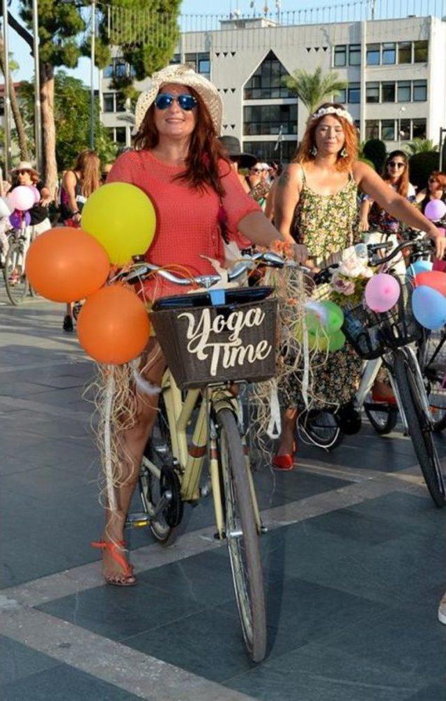 Kadınlar Hem Kendileri Hem Bisikletlerini S&uuml;sleyip Tur Attı 1