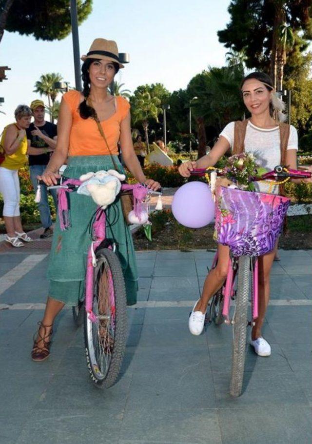 Kadınlar Hem Kendileri Hem Bisikletlerini Süsleyip Tur Attı