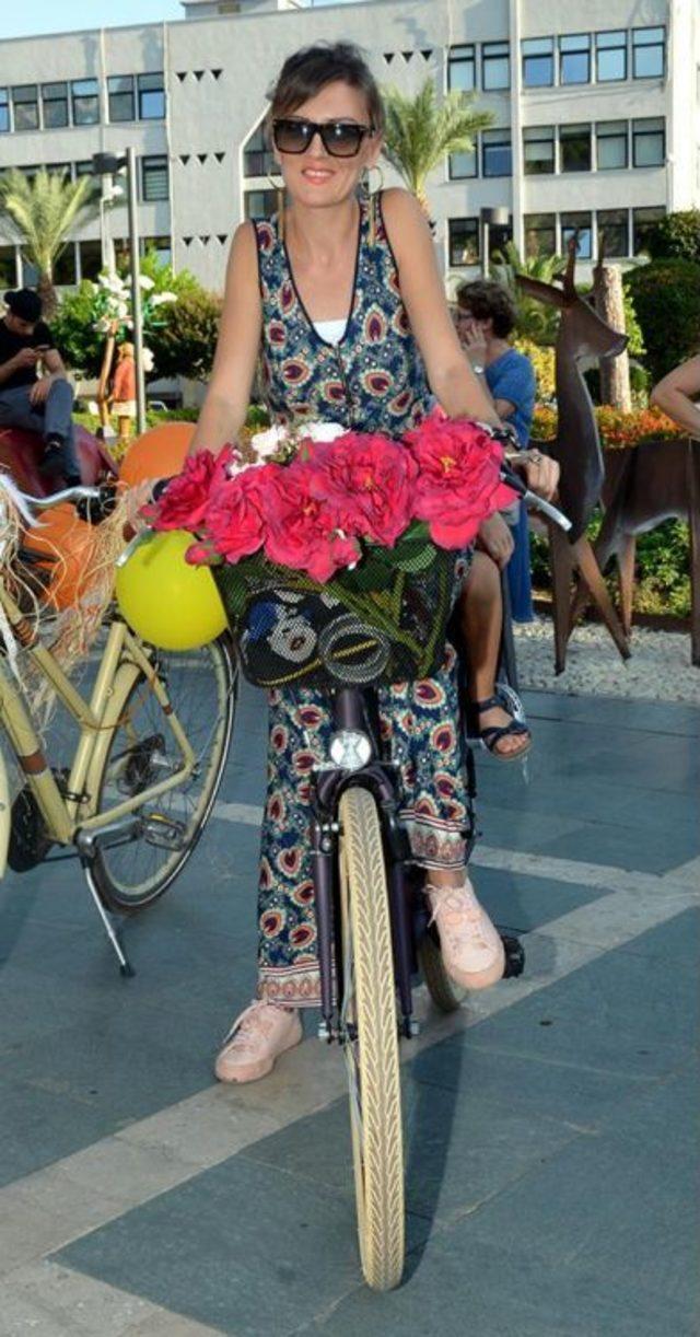 Kadınlar Hem Kendileri Hem Bisikletlerini S&uuml;sleyip Tur Attı 3