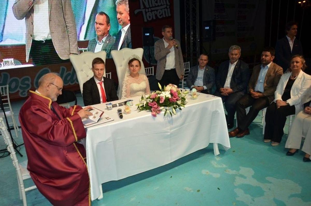 Beykoz&rsquo;da Toplu Nikah T&ouml;reniyle 20 &Ccedil;ift D&uuml;nyaevine Girdi