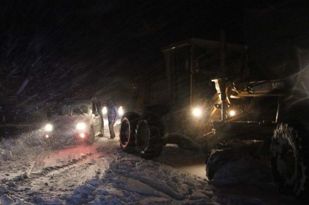 Kar Nedeniyle Yolda Mahsur Kalan Vatandaşlar Kurtarıldı