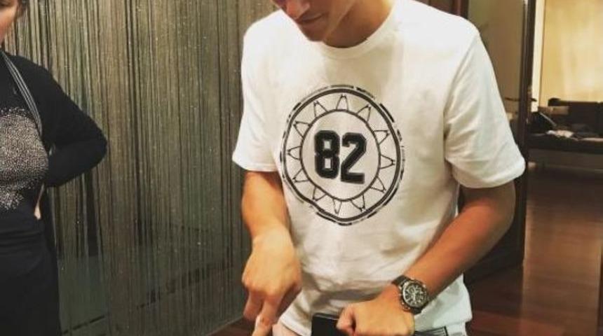 Eljif Elmas 18. Yaşını Ailesiyle Kutladı