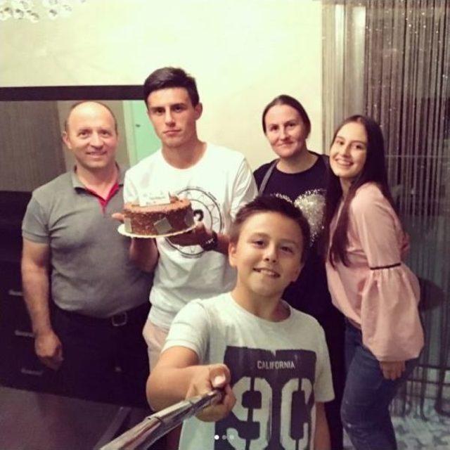 Eljif Elmas 18. Yaşını Ailesiyle Kutladı