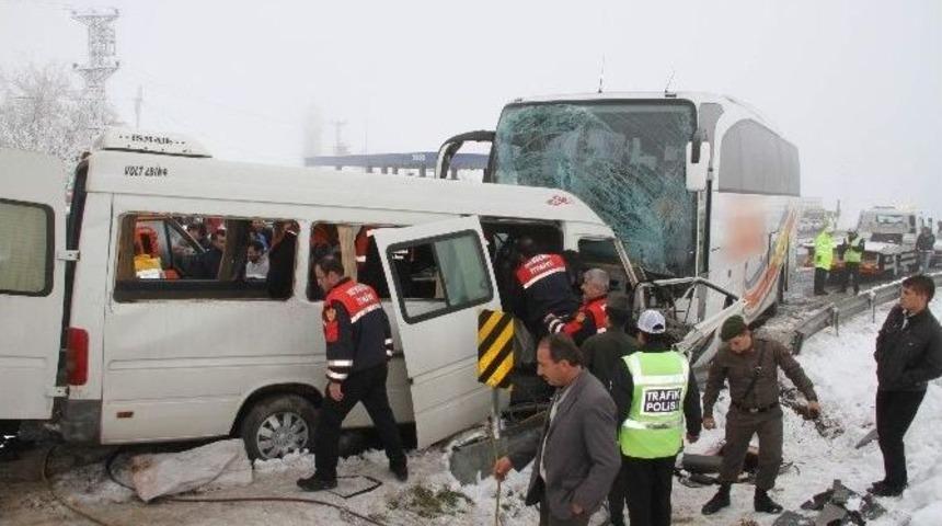 Nevşehir&rsquo;de &Ouml;ğretmen Ve Yolcu Otob&uuml;s&uuml; &Ccedil;arpıştı: 2 &Ouml;l&uuml;, 11 Yaralı