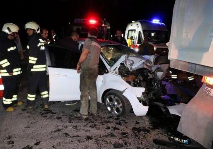 Otomobil Hafriyat Kamyonuna Çarptı: 1 Ölü, 1 Yaralı